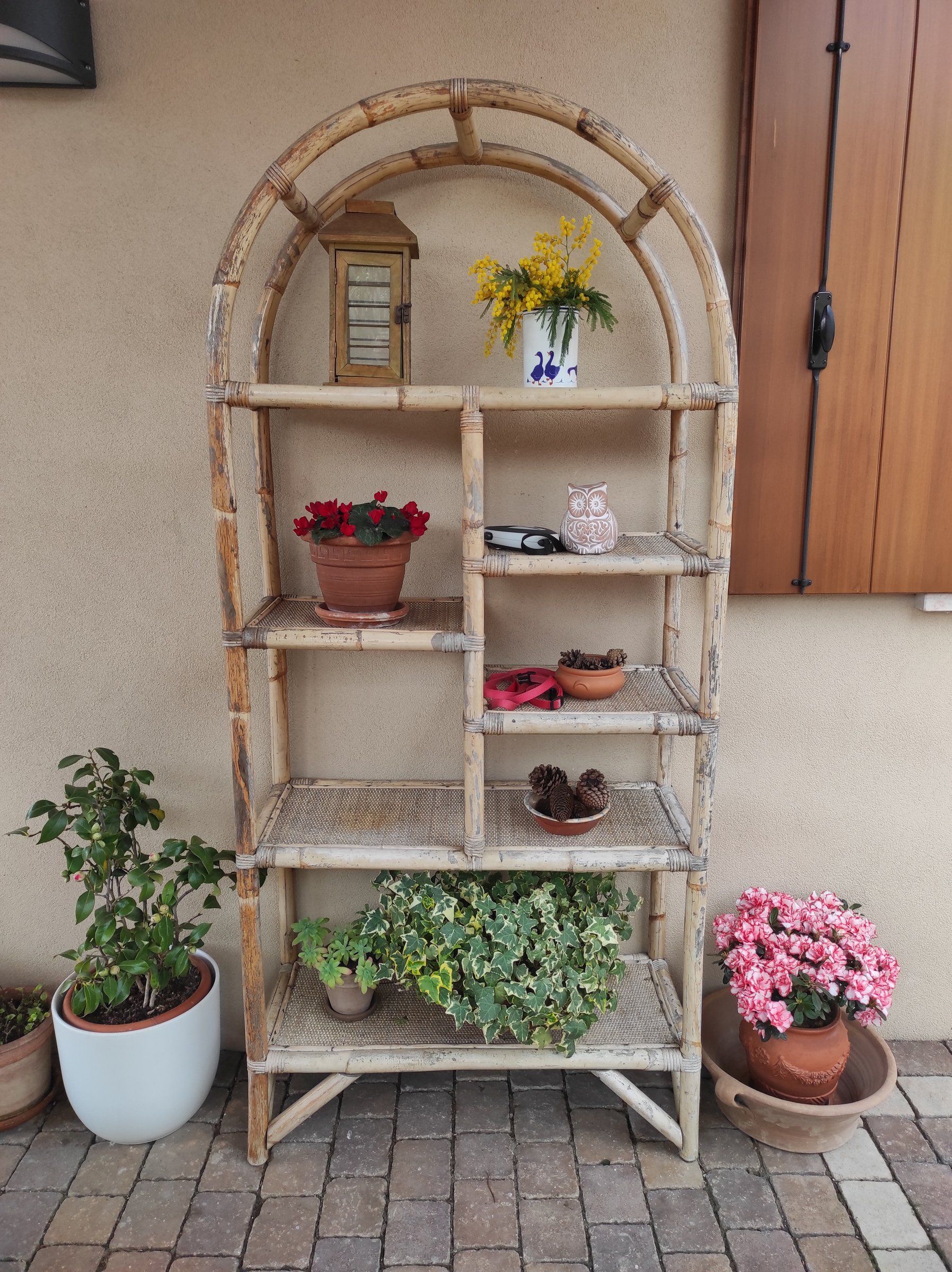 Scaffale in bamboo prima del restyling con oggetti sui ripiani screpolati
