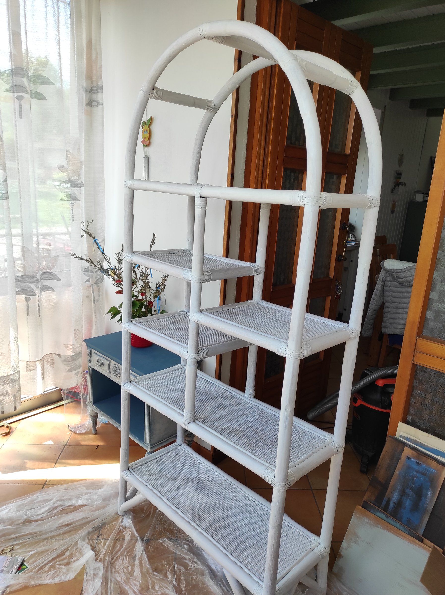 Fase di lavorazione: scaffale in bamboo con il fondo chiaro, prima del colore