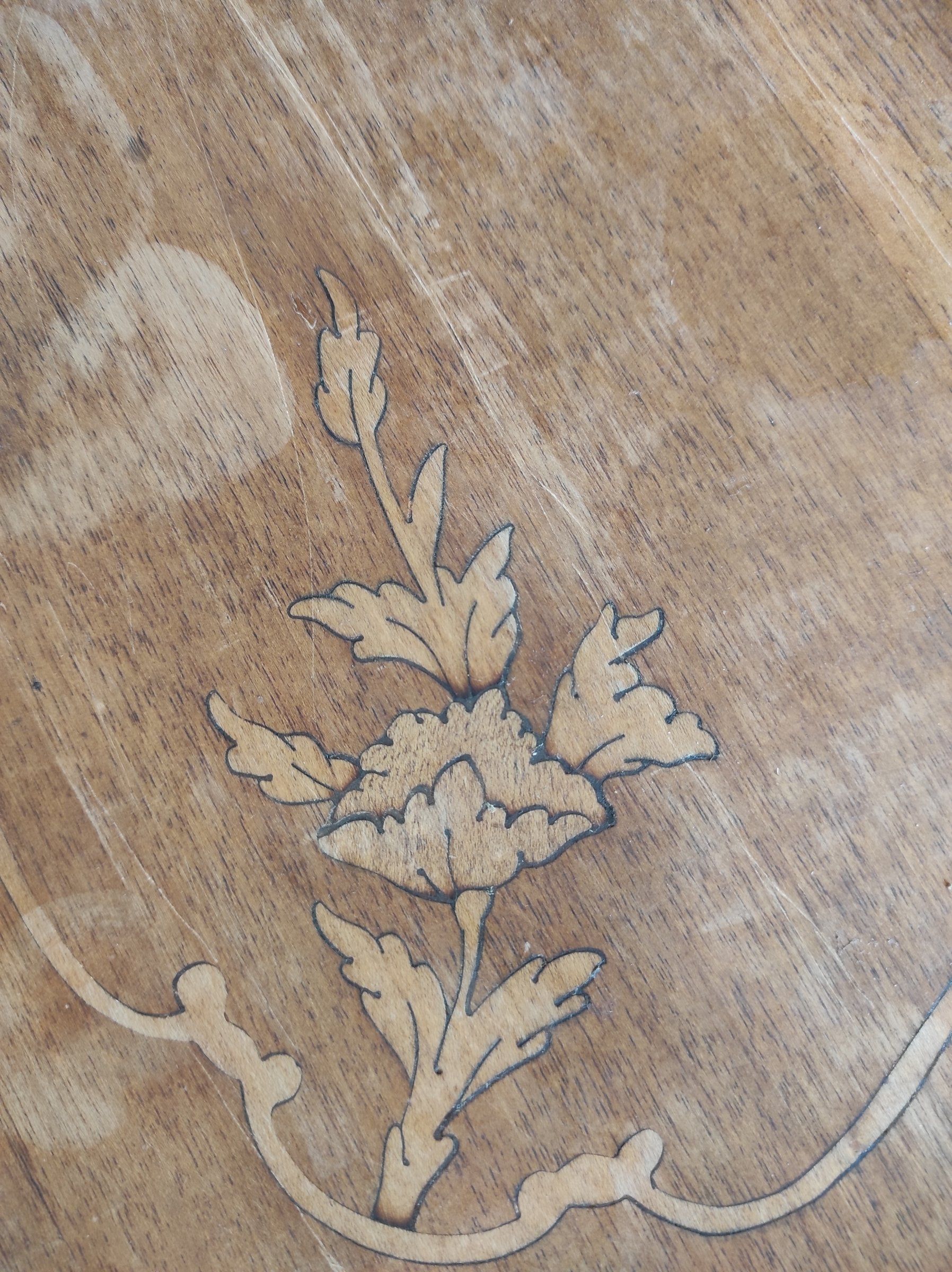 Fase di lavorazione: decoro nel legno che riaffiora dopo la carteggiatura