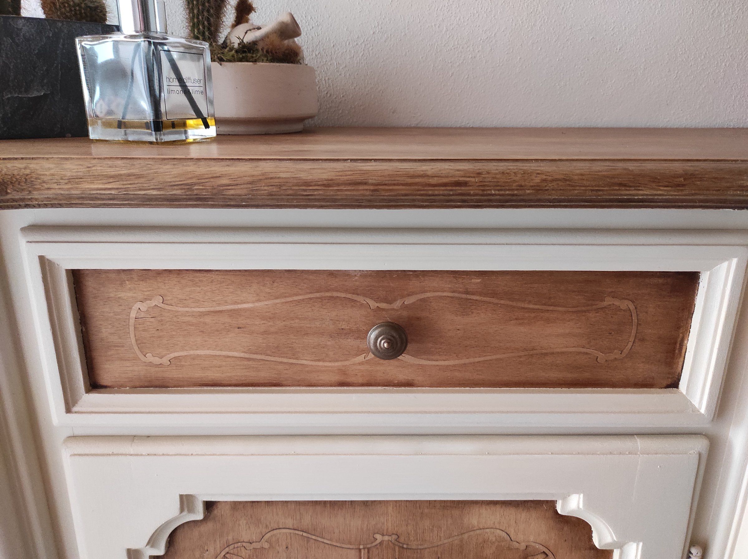 Anta curva laterale con pannello in legno e cornice crema