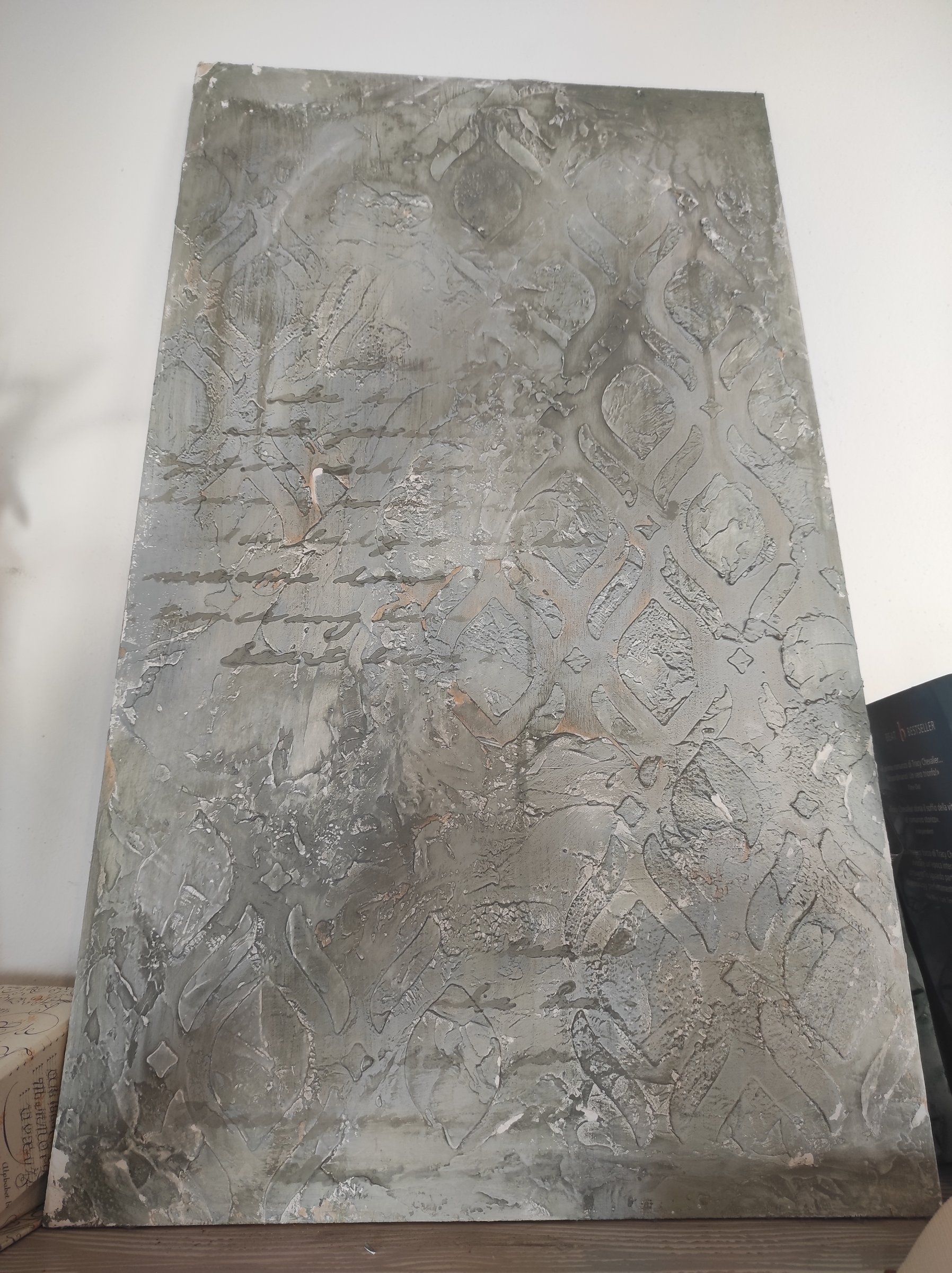 Pannello intero effetto muro antico, grigio-verde con motivo damascato e testo in corsivo