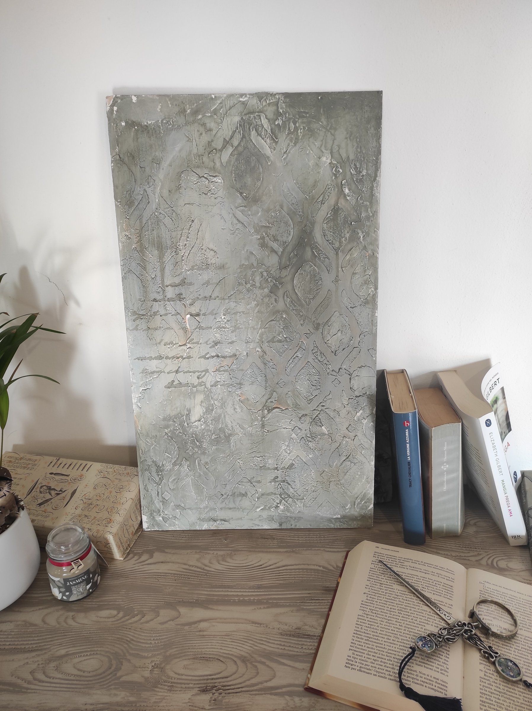 Pannello decorativo effetto délabré grigio-verde con damascato in rilievo e scritte corsive