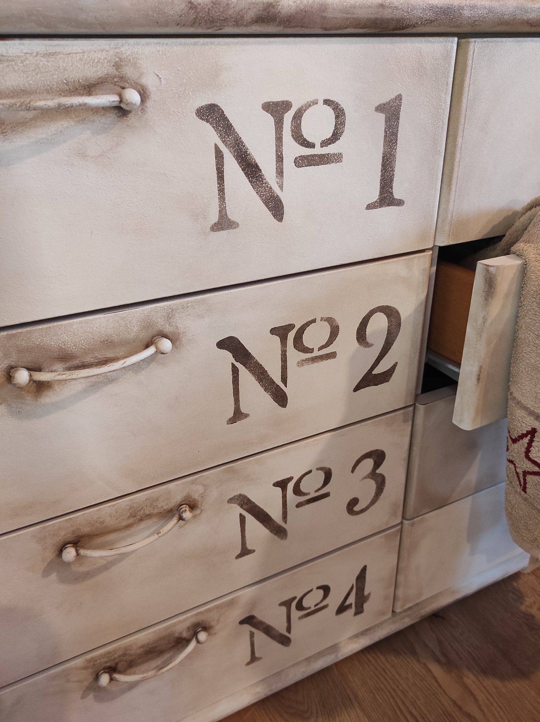 Cassetti numerati a stencil con maniglie a barra e sporcature effetto usura