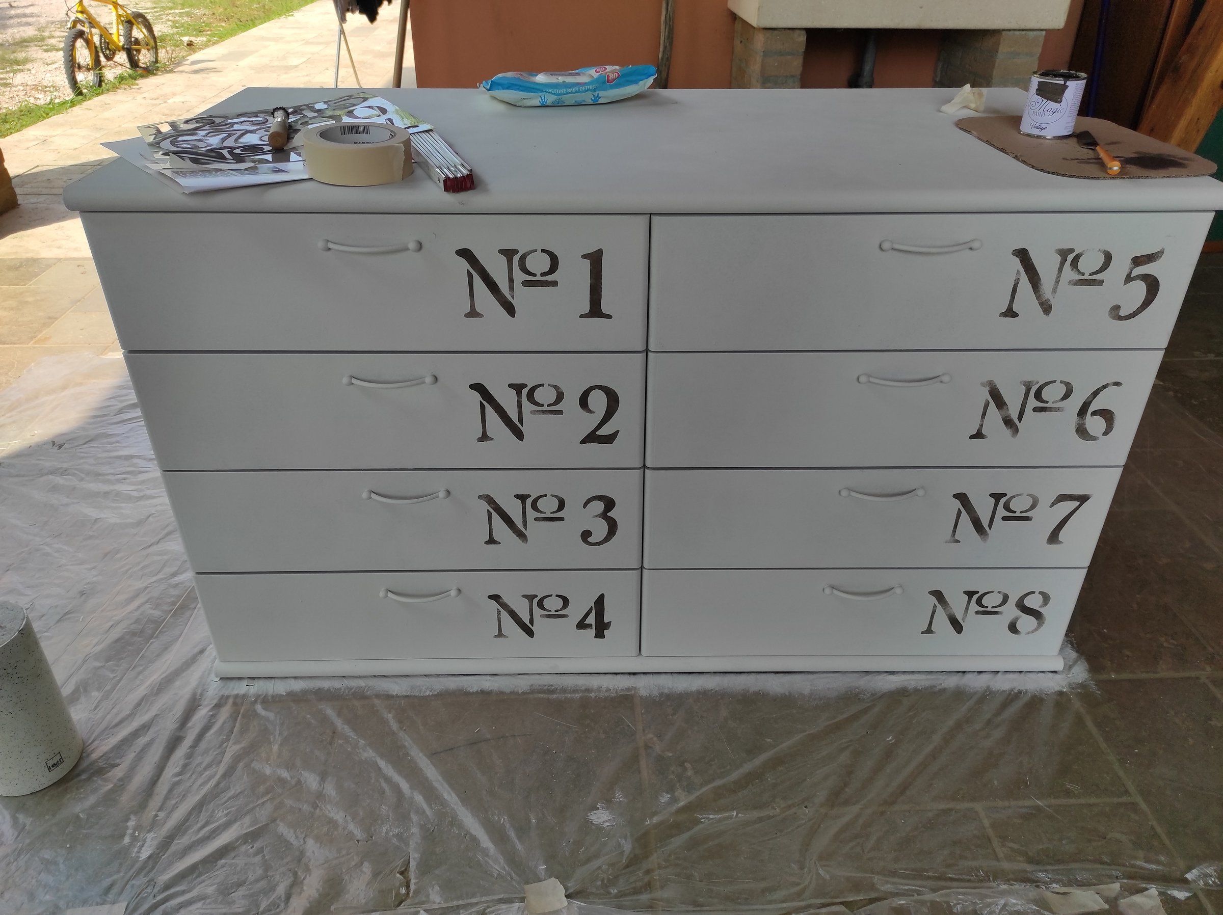 Cassettiera dopo il restyling vista di fronte: avorio anticato con i cassetti numerati