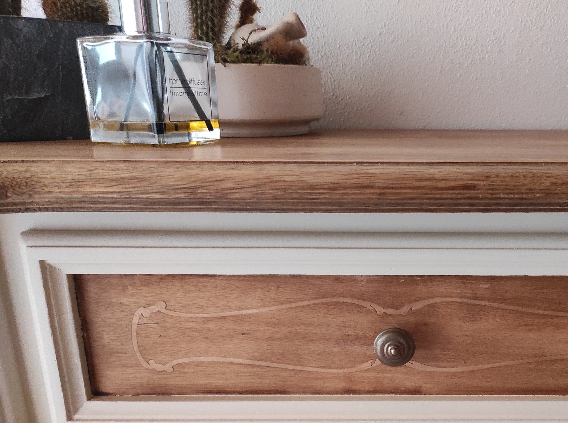 Dettaglio del cassetto con filetto decorativo e pomello, sotto il piano in legno