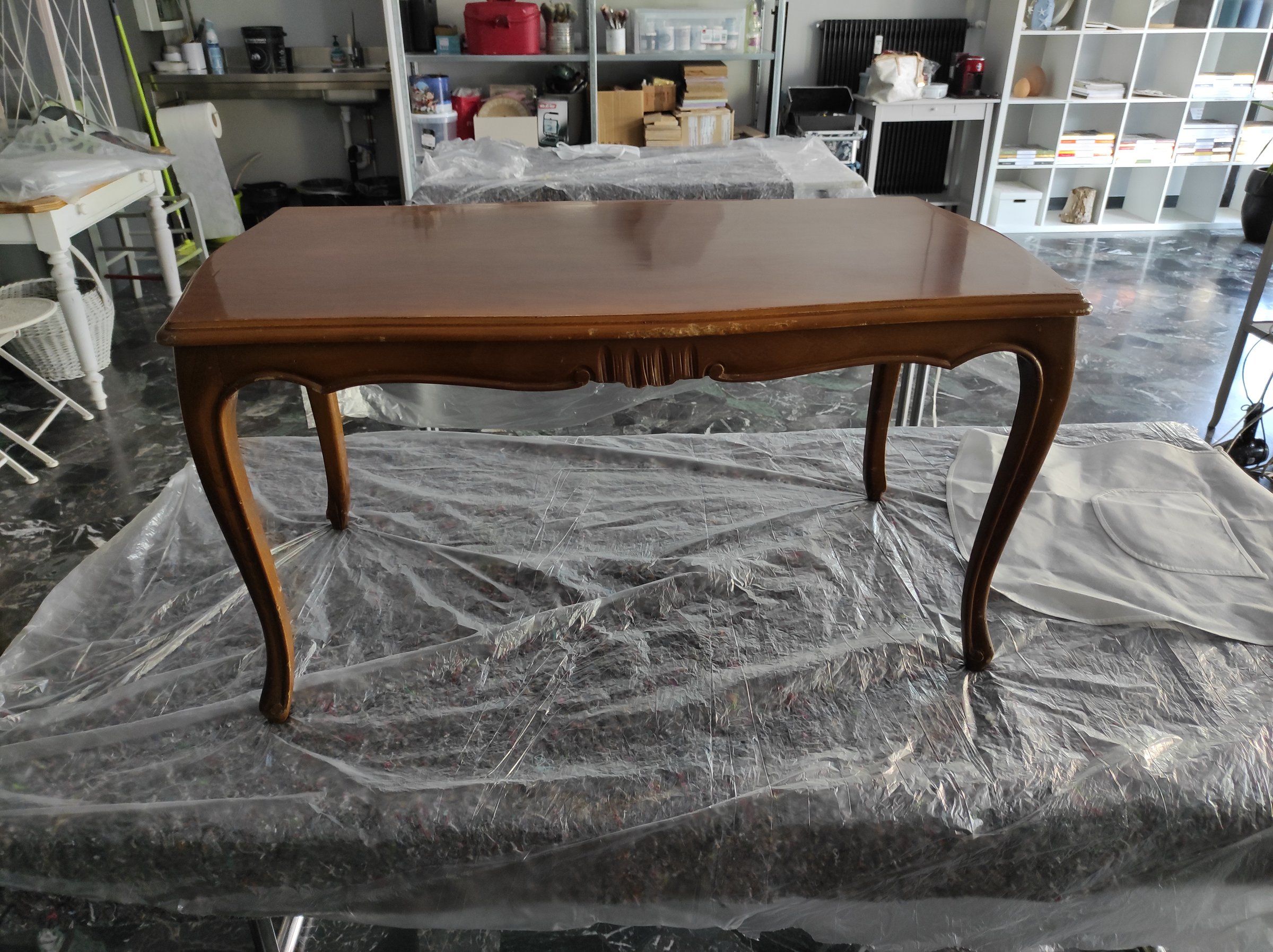 Tavolino prima del restyling in legno scuro lucido con gambe a sciabola