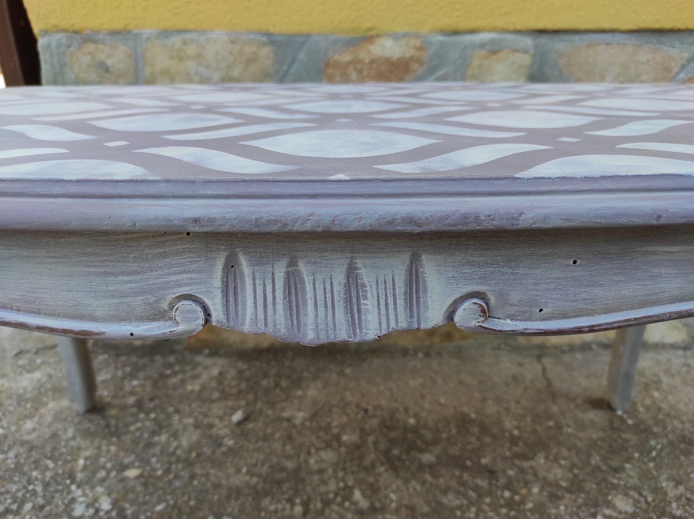 Fascia intagliata e bordo del piano con finitura anticata