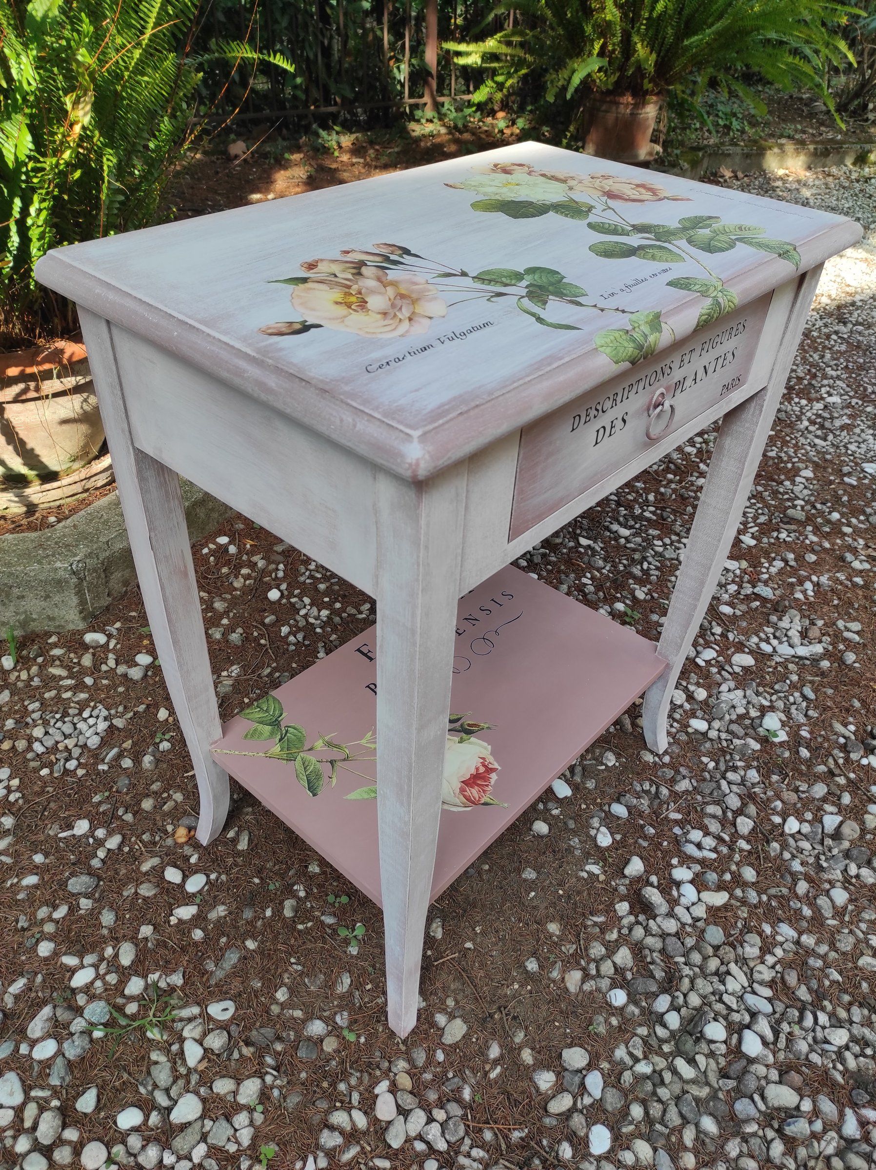 Tavolino con cassetto dopo il restyling: bianco anticato e rosa cipria, con rose e scritte in stile botanico francese