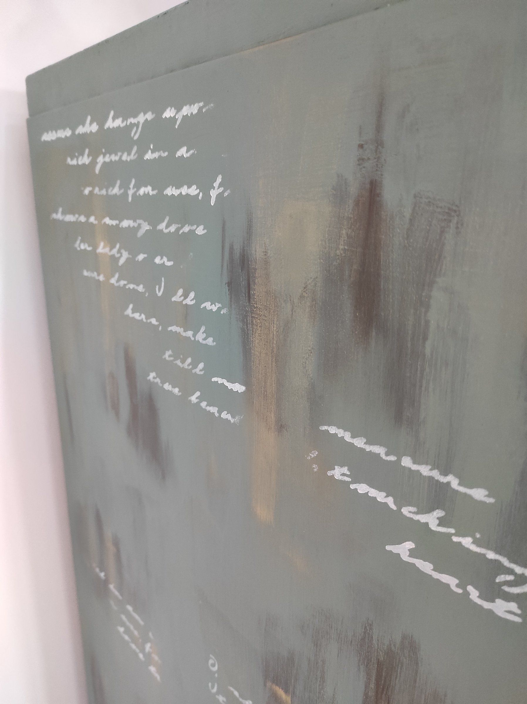 Fianco verde con scritte a mano in corsivo bianco e sfumature dorate