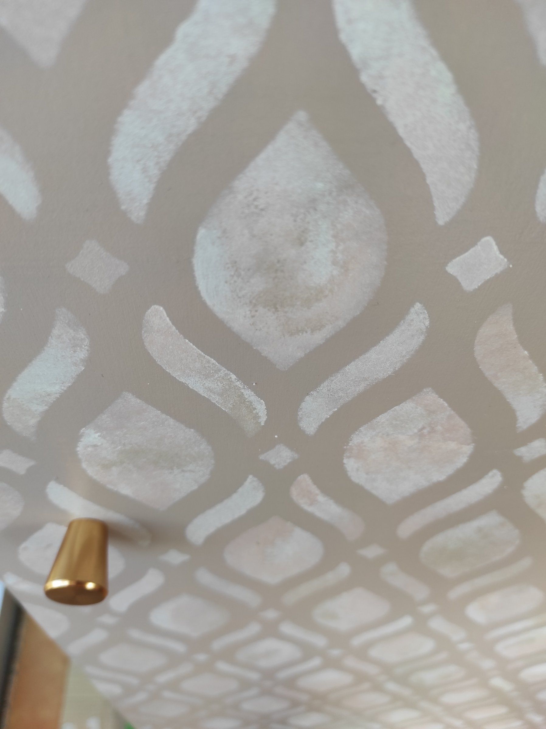 Dettaglio del motivo decorativo con pomello dorato