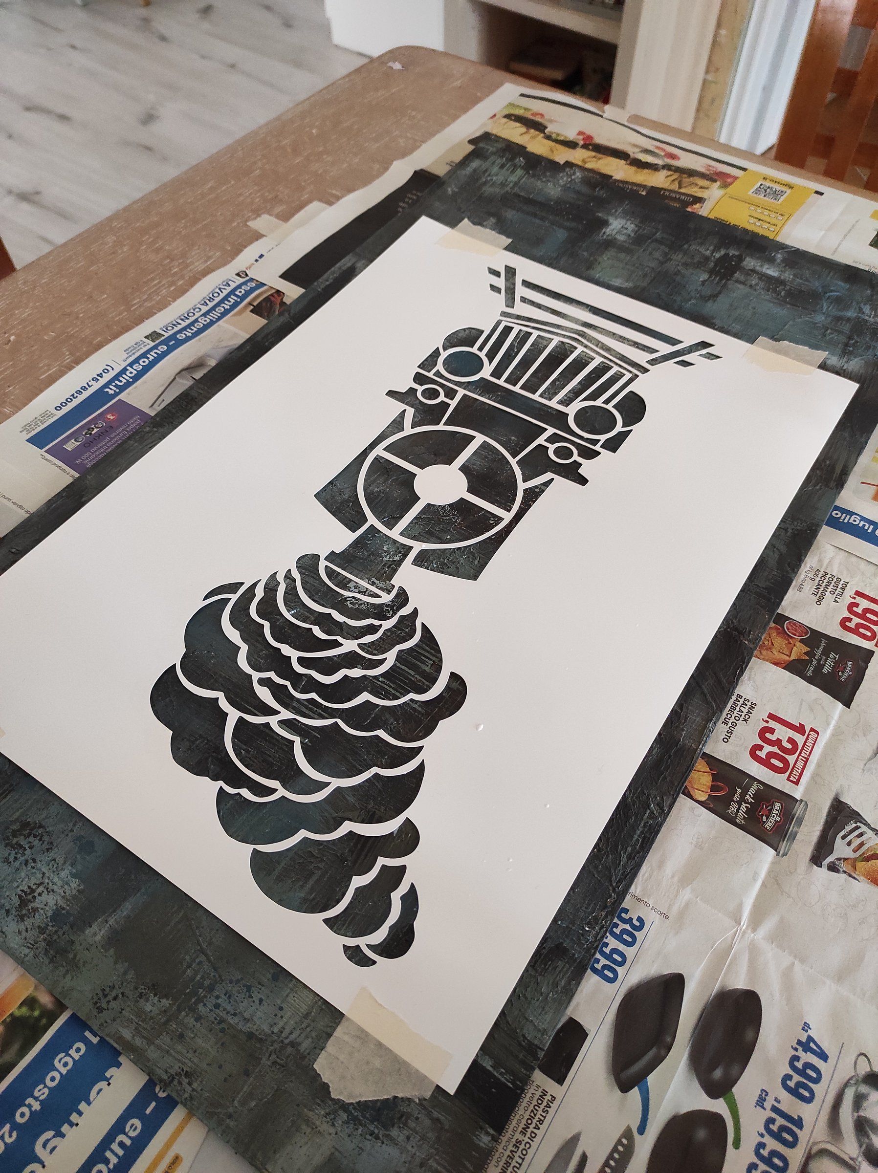 Fase di progetto: stencil in bianco e nero della figura su un foglio