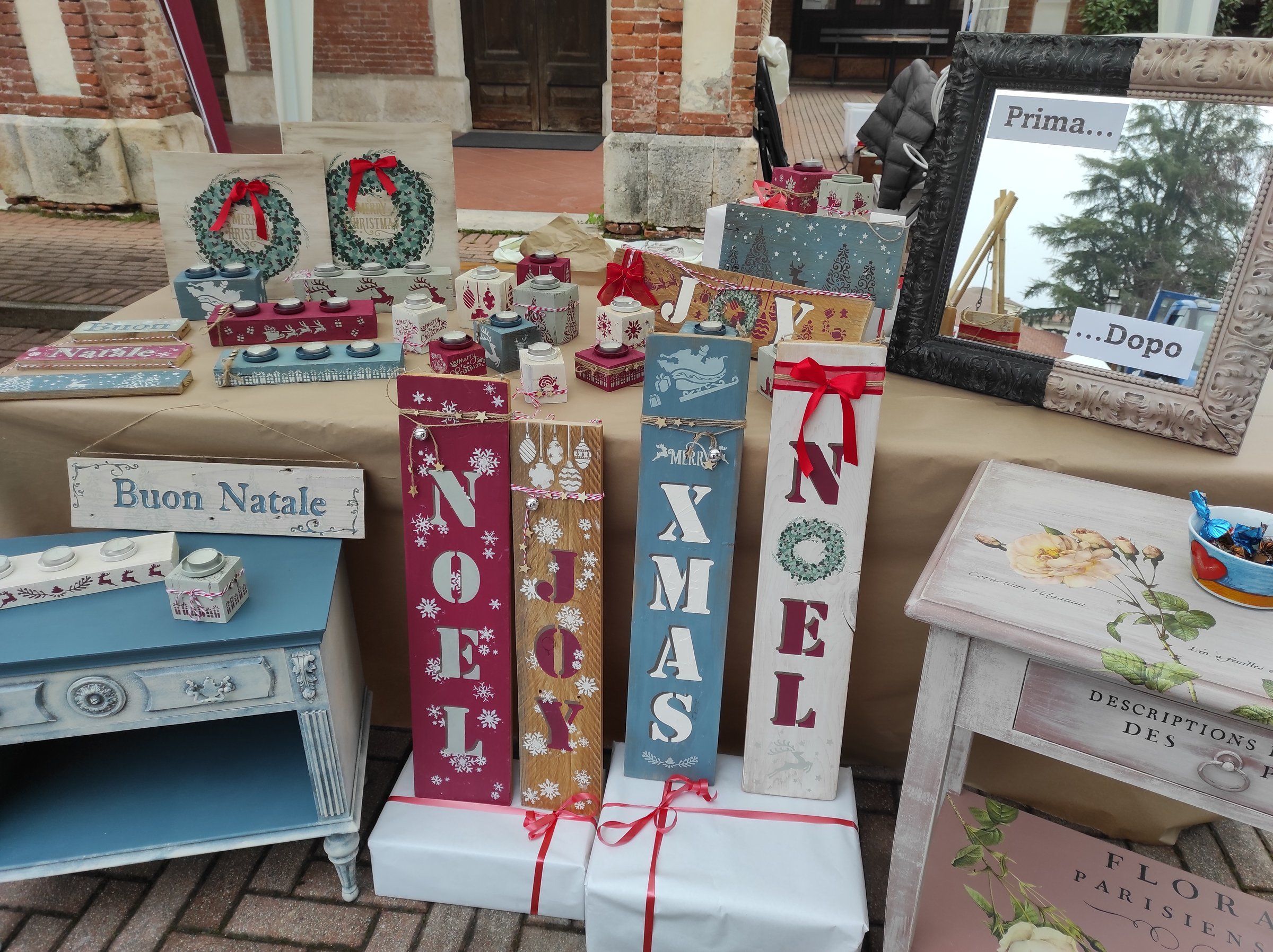 Banco al mercatino di Natale: tavole dipinte, portacandele decorati, specchio prima e dopo e mobili rinnovati