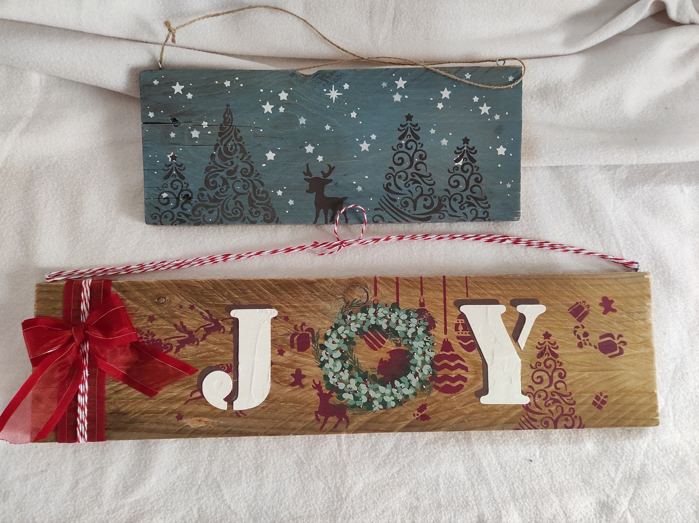 Targhe natalizie dipinte: scritta JOY con ghirlanda e tavola azzurra con alberi a stencil