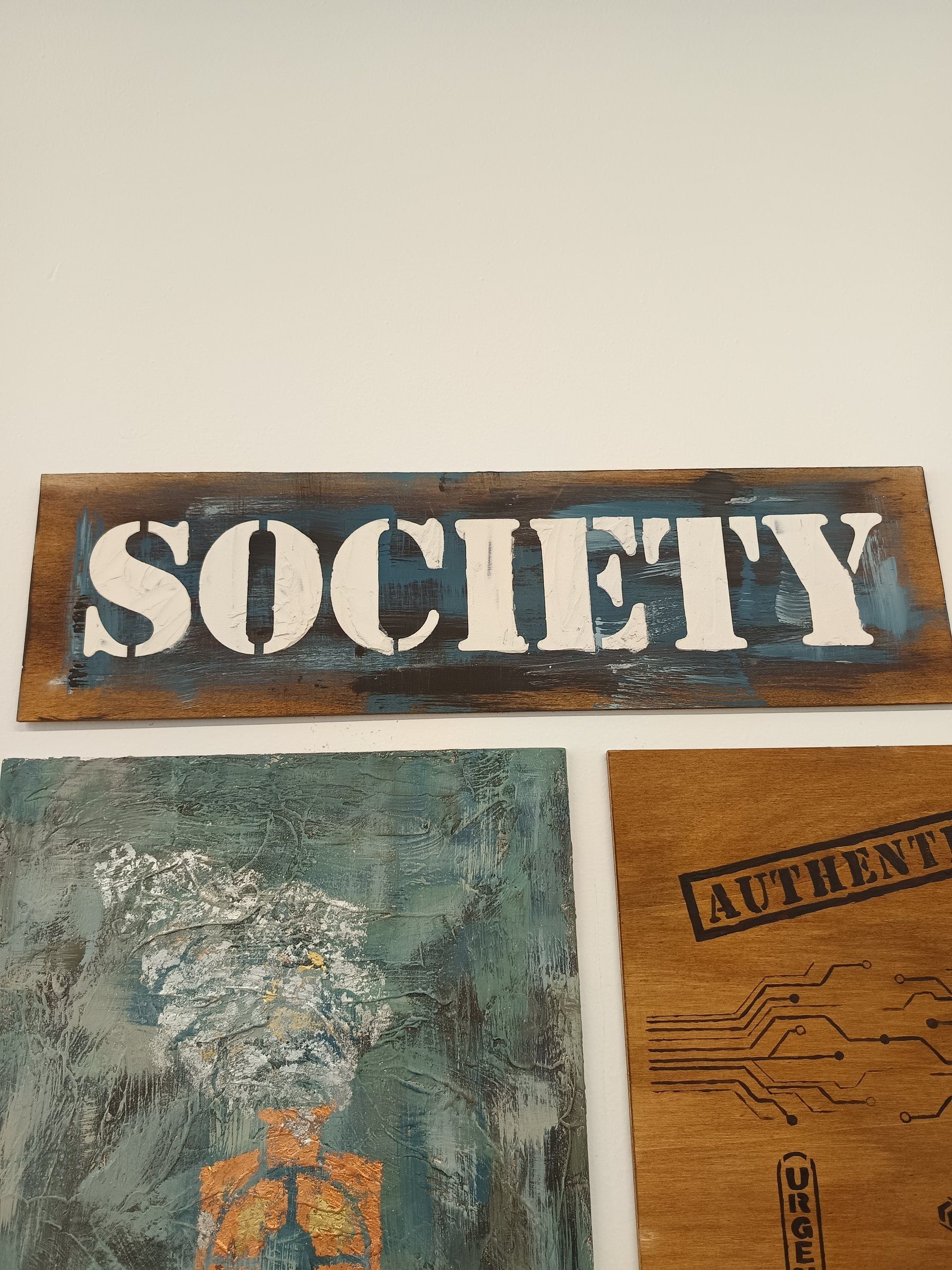 Tavola con scritta a stencil su fondo legno invecchiato