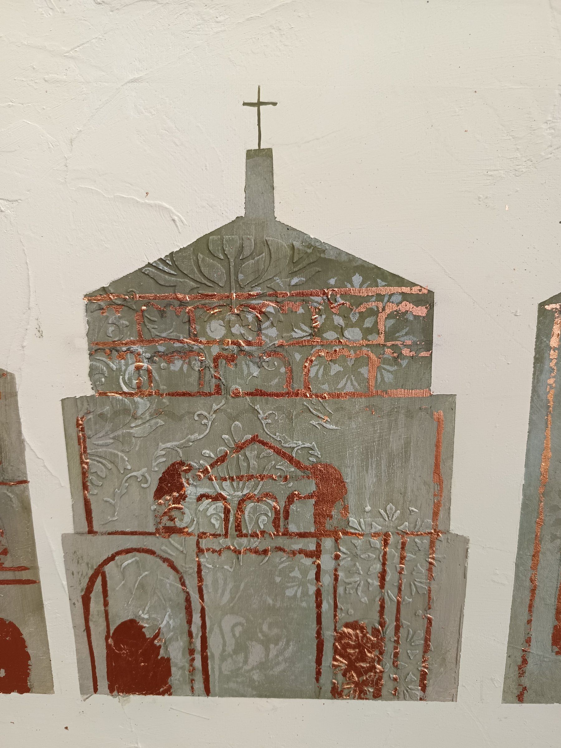 Fase di lavorazione: facciata di una chiesa con i dettagli ramati in corso d'opera