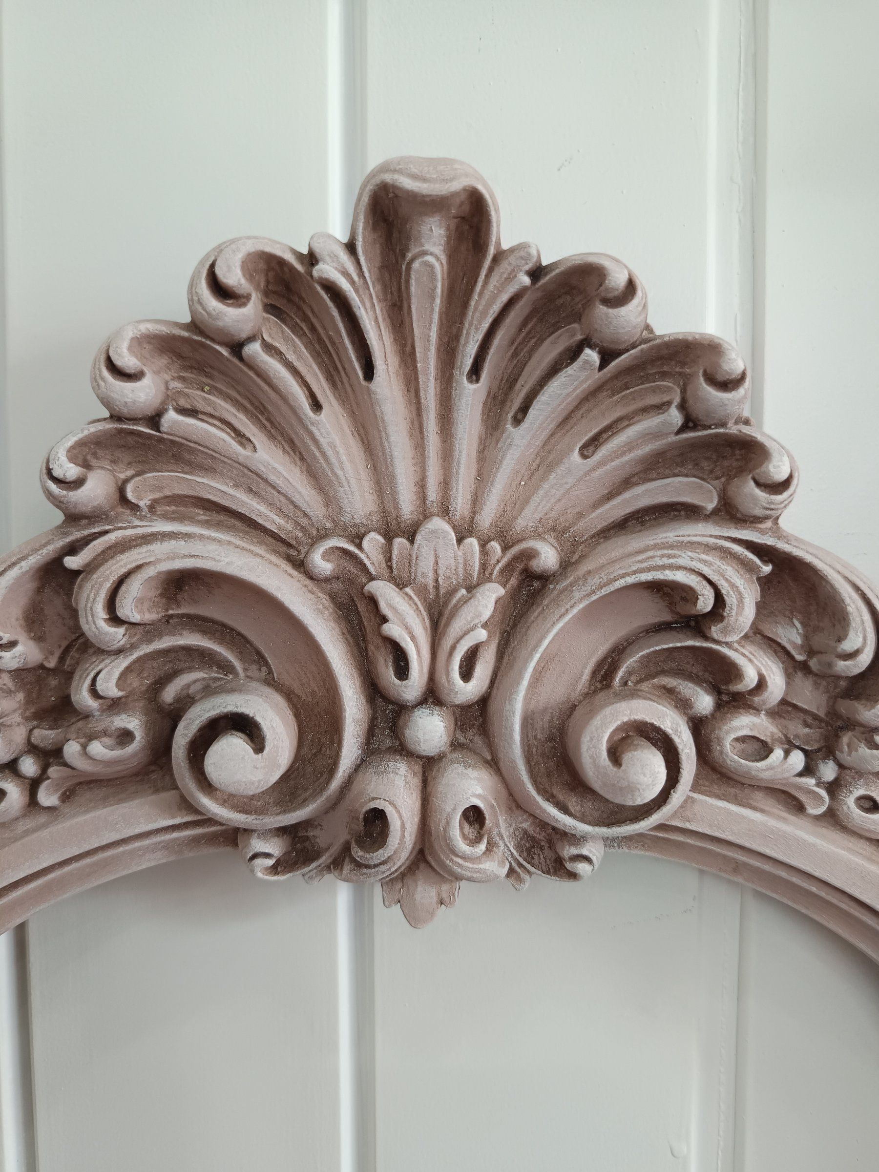 Cimasa a conchiglia della cornice dipinta rosa antico con chiaroscuri
