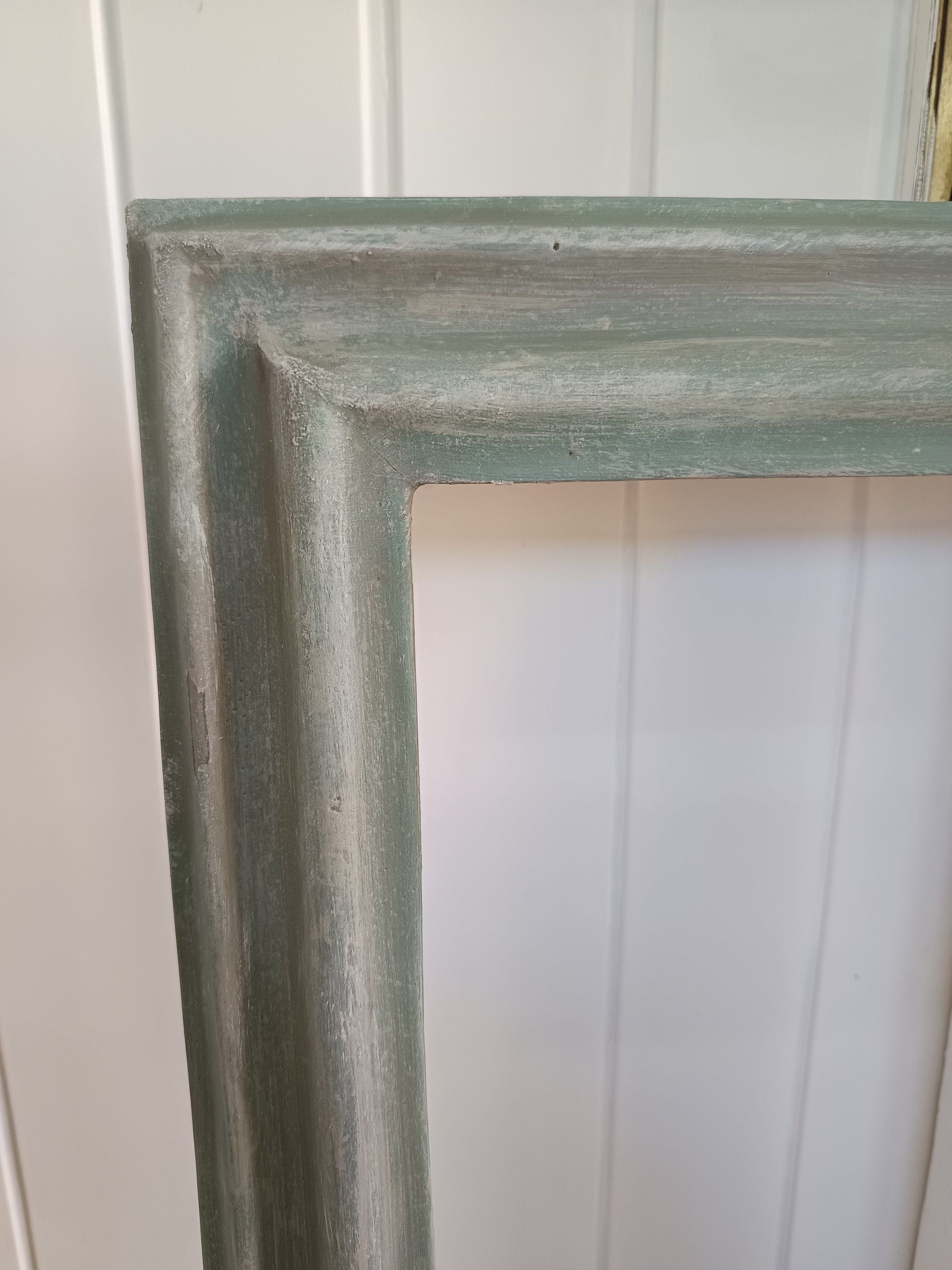 Dettaglio dell'angolo della cornice con velatura verde-grigio