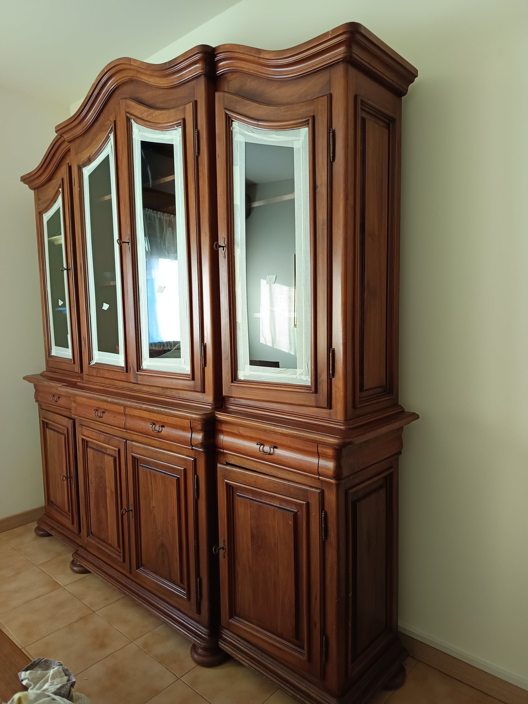 Credenza con vetrina prima del restyling in legno scuro, con cimasa sagomata
