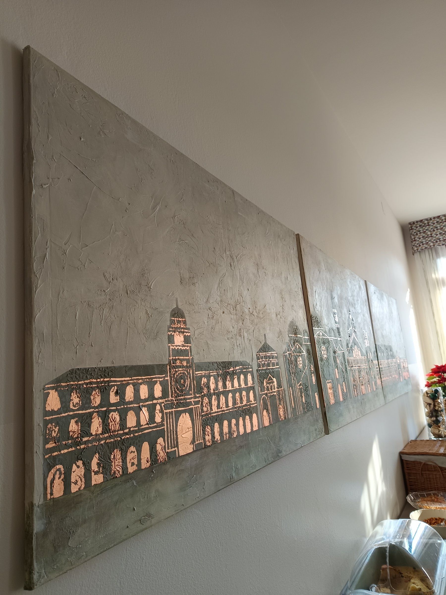 Vista di scorcio delle tele: lo spessore dello stucco e i riflessi del rame