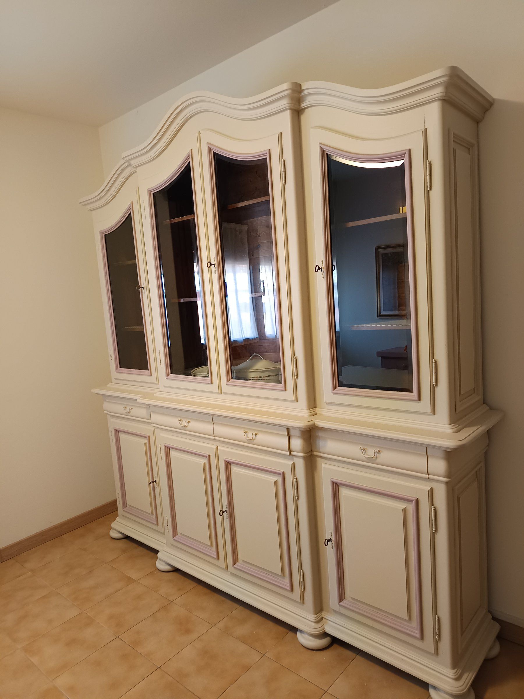 Grande credenza con vetrina dopo il restyling: avorio con profili lilla intorno a vetri e pannelli