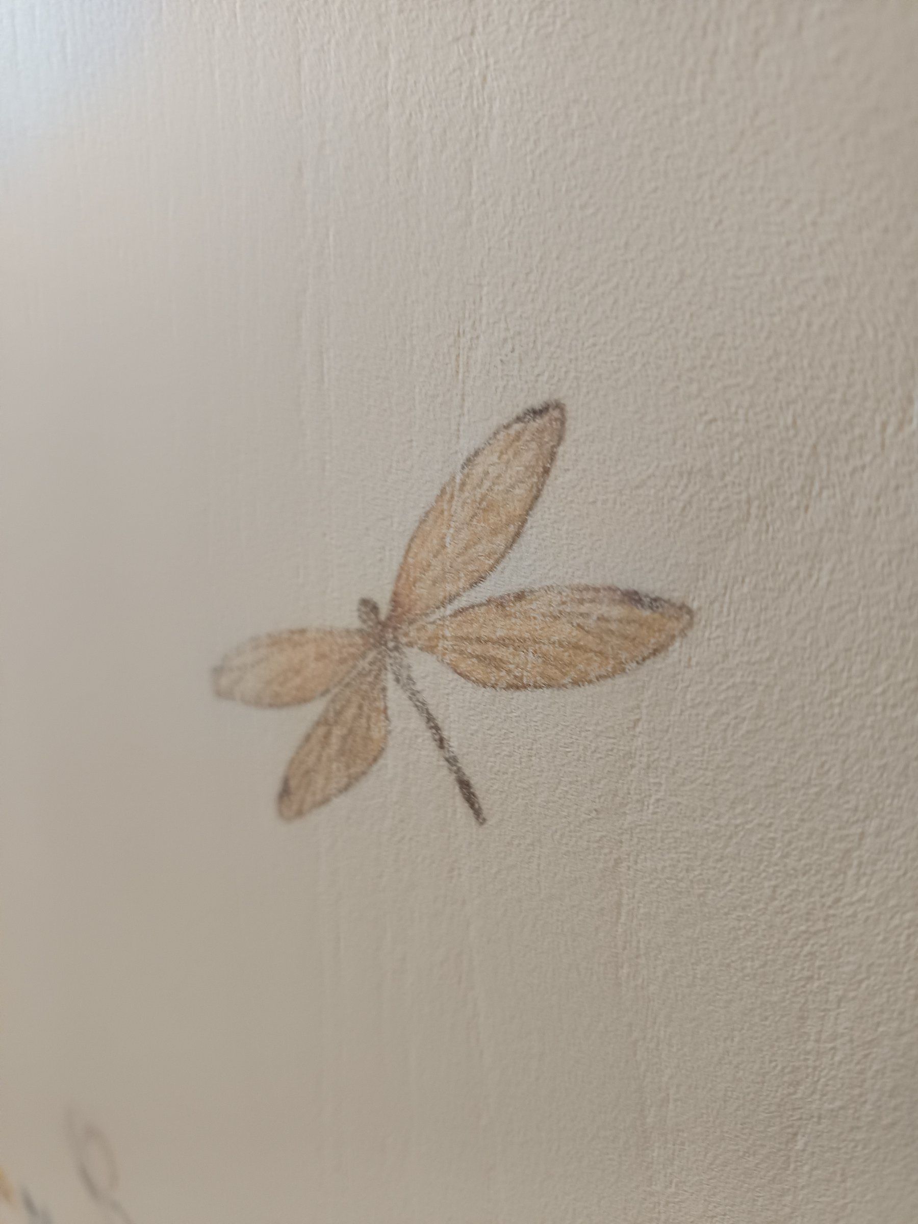 Farfalla rosa dipinta a mano sull'anta verde menta