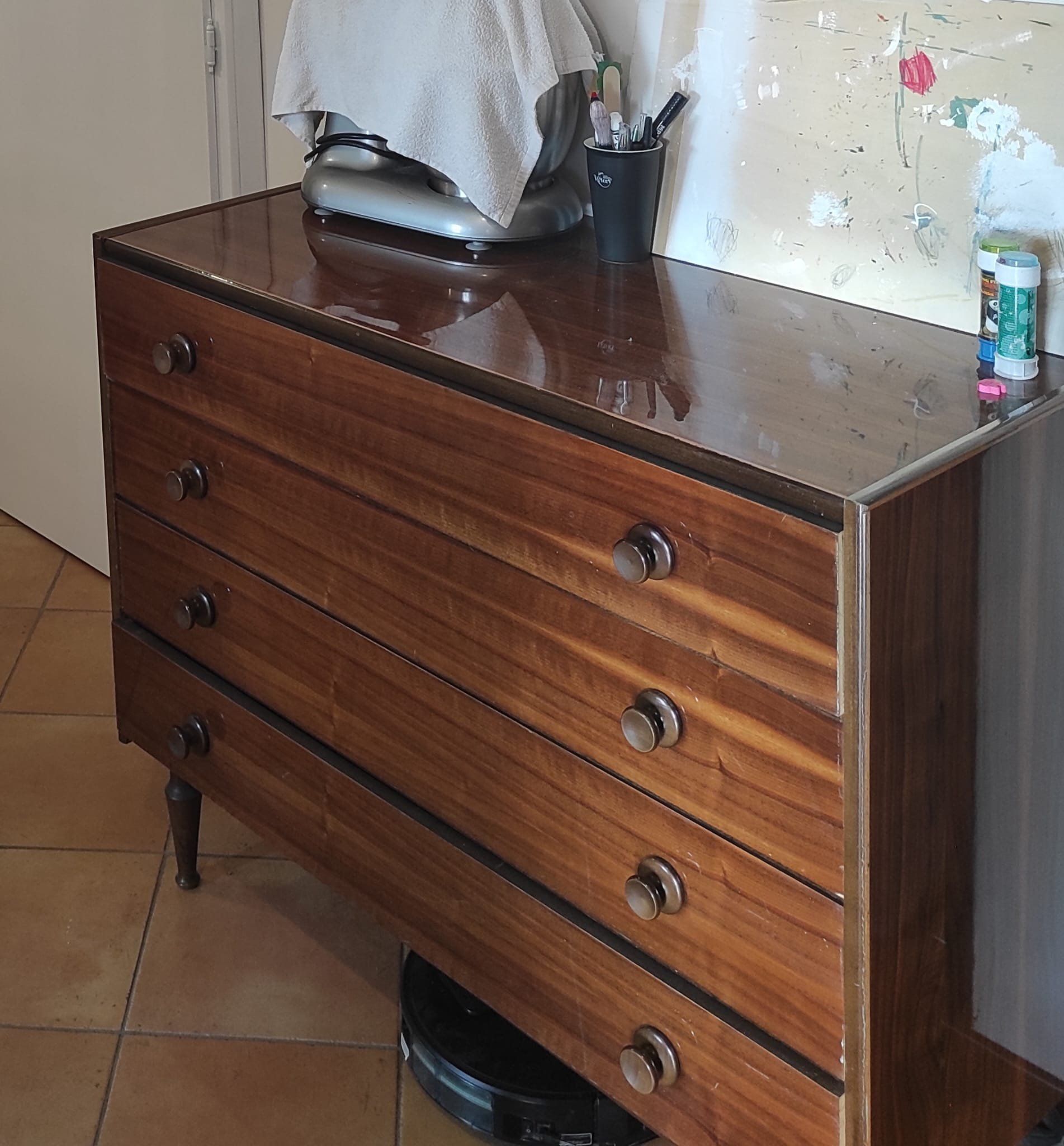 Comò prima del restyling in legno scuro lucido con cassetti tinta unita
