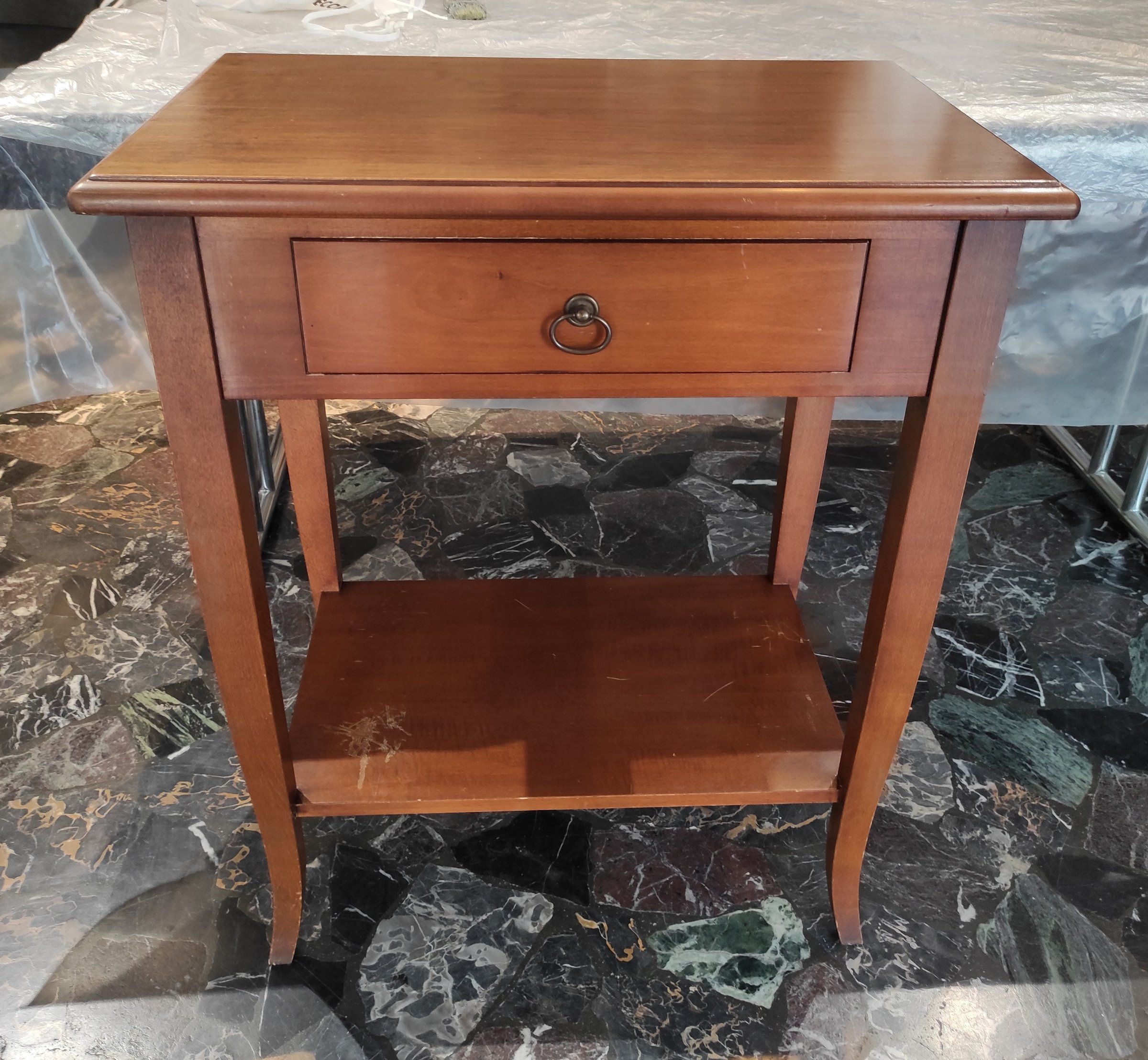 Tavolino con cassetto e ripiano prima del restyling, in legno color ciliegio lucido